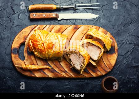 Wellington-Fleisch ist ein festliches Filet-Gericht. Stockfoto