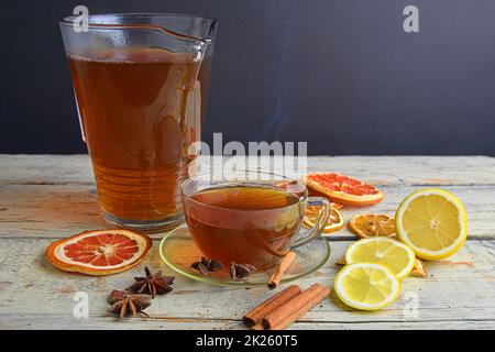 Zimtstangen, Anissterne, Zitrone und Trockenfrüchte Stockfoto