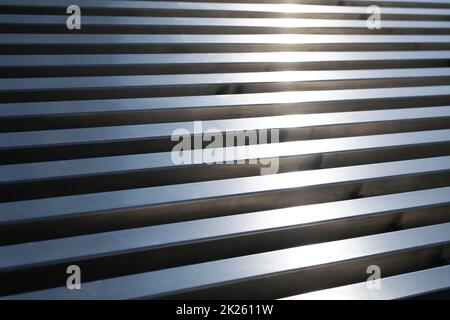 Reihen mit sogar metallisch-grauen Streifen im Nahbereich. Stockfoto