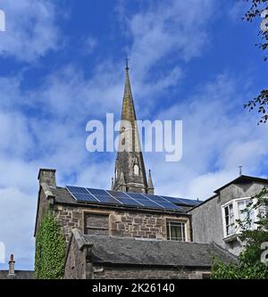 Sonnenkollektoren auf dem Dach des Hauses. Lanark, Lanarkshire, Schottland, Vereinigtes Königreich, Europa. Stockfoto