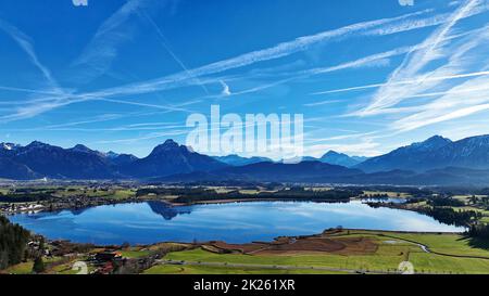 Luftaufnahme mit der Drohne vom Hopfensee in Bayern im Winter Stockfoto