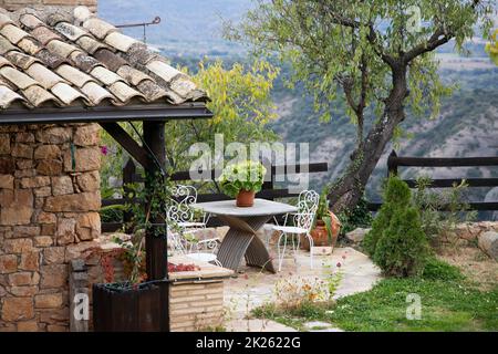 Blick auf das typisch spanische mittelalterliche Dorf Alquezar oberhalb des Flusses Vera in Aragon, Huesca, Spanien Stockfoto