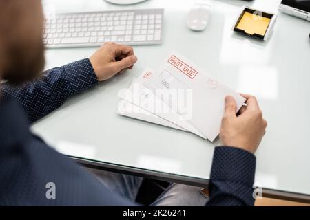 Extreme Nahaufnahme überfälliger Rechnungen Stockfoto