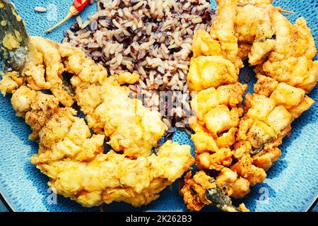 Köstlicher frittierter Seebarschfisch, Fisch und Meeresfrüchte Stockfoto