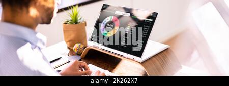 African Man Tracking Budget Mit Fintech App Stockfoto