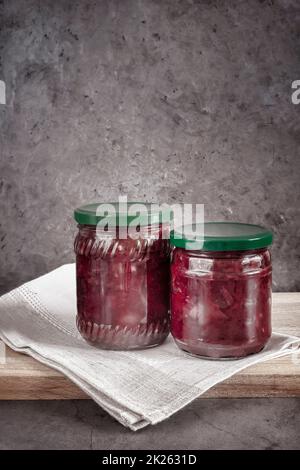 Hauskonservenieren: Rote Beete aus der Dose mit Gemüse für Borscht. Stockfoto