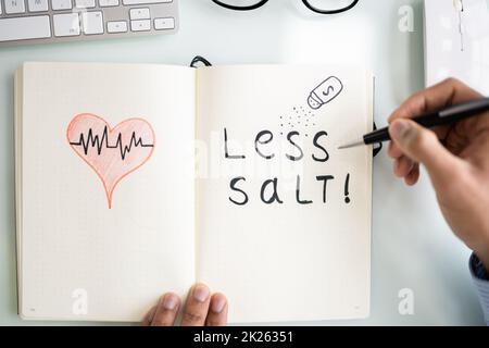 Blutdruck Und Hypertonie. Weniger Salz Essen Stockfoto