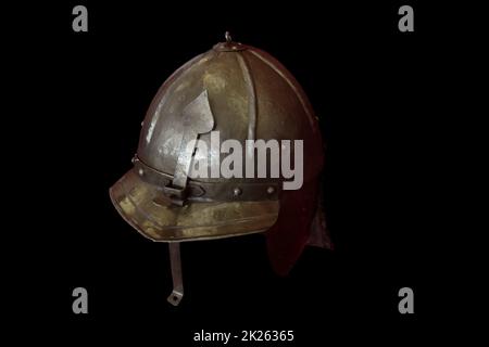 Isolierter alter Militärhelm aus Metall Stockfoto