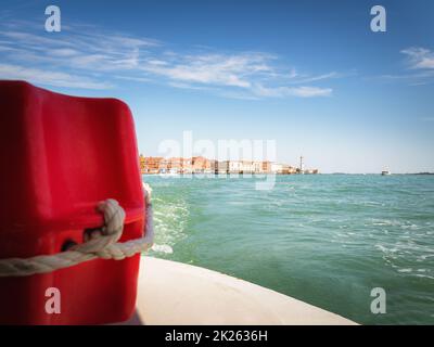 Murano aus der Ferne, Abfahrt in Richtung Burano, Venedig, Italien Stockfoto