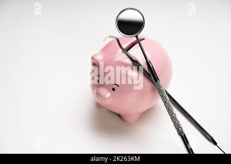 Zahnimplantatversicherungen Und Piggybank Stockfoto