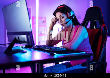 Sad Saufe Young Online-PC-Video-Gamer Stockfoto