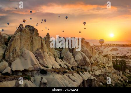 Luftballons über Felsen Stockfoto
