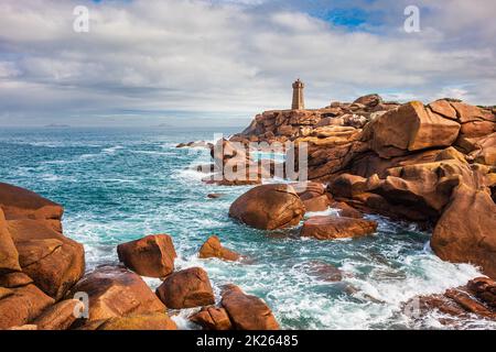 Atlantikküste mit Leuchtturm in der Bretagne bei Ploumanac'h, Frankreich Stockfoto