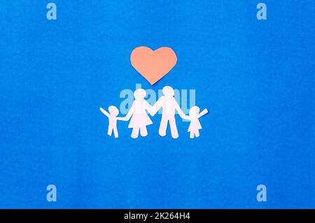 Glückliche Familie und Liebe Herz Zeichen auf blauem Hintergrund. Wir sind zusammen. Reise Urlaub Tourismus Design Konzept. Platz für Text kopieren. Stockfoto