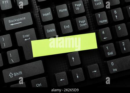 Online-Browsing Erkunden, Erstellen Von Bloginhalten, Senden Neuer Nachrichten, Eingeben Von Ideen, Schreiben Wichtiger Ideen, Computergestütztes Büro Einrichten, Dateneingabeaufträge, Web-Forschungsstudie Stockfoto