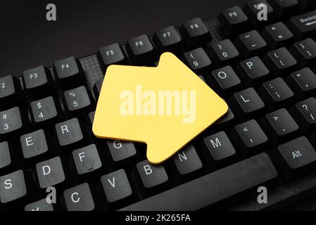 Online-Browsing Erkunden, Erstellen Von Bloginhalten, Senden Neuer Nachrichten, Eingeben Von Ideen, Schreiben Wichtiger Ideen, Computergestütztes Büro Einrichten, Dateneingabeaufträge, Web-Forschungsstudie Stockfoto