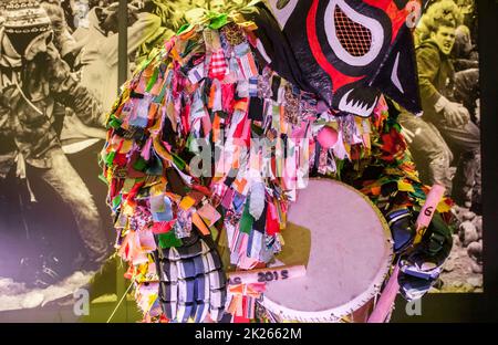 Piornal, Spanien - 9.. Jan 2022: Besucherzentrum des Festivals Jarrampras. Der Charakter, der unter Rüben-Regen Trommel spielt Stockfoto