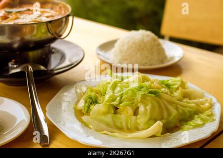 Gebratener Kohl mit Fisch Saucen Essen traditionelle Mittagessen Objekt noch Lebensbild Stockfoto
