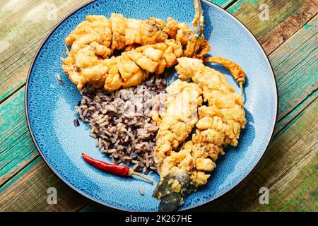 Köstlicher gegrillter Seebarschfisch. Stockfoto