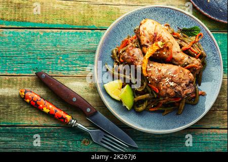 Hähnchenschenkel mit Gewürzen und Gemüse. Stockfoto