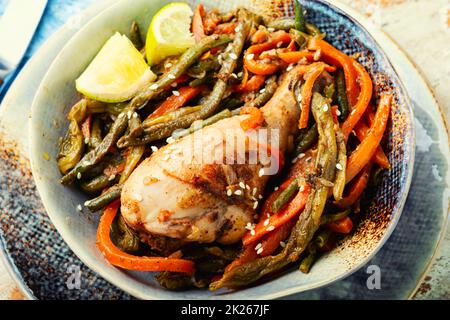 Hähnchenschenkel mit Gewürzen und Gemüse. Stockfoto