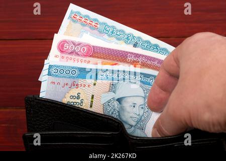 Geld aus Myanmar in der schwarzen Brieftasche. Stockfoto