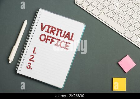 Schild mit Virtual Office. Geschäftsansatz Betriebsbereich eines Unternehmens oder einer Organisation Virtuelle Tastaturbelegung Über einem Tisch neben einem Notizbuch und Stiften mit Haftnotizen Stockfoto