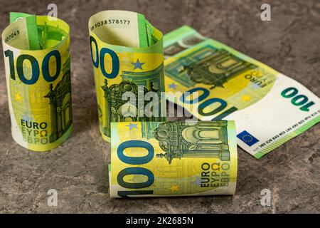 100-Euro-Banknoten auf grauem Steinhintergrund Stockfoto