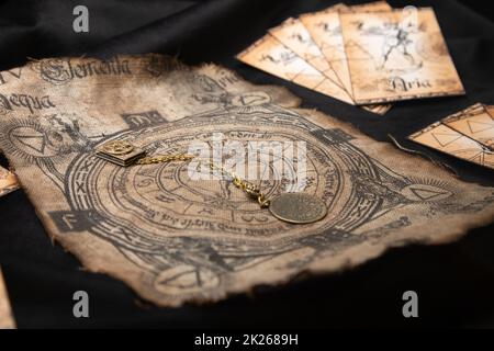 Alte esoterische Hexerei Hintergrund. Das alte Symbol der Ukulten und des Heidentums, mit geheimnisvollem Runenalphabet Stockfoto