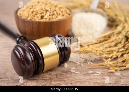 Beurteilen Sie den Hammer mit gutem Getreidreis von der landwirtschaftlichen Farm. Gesetz und Gericht Konzept. Stockfoto