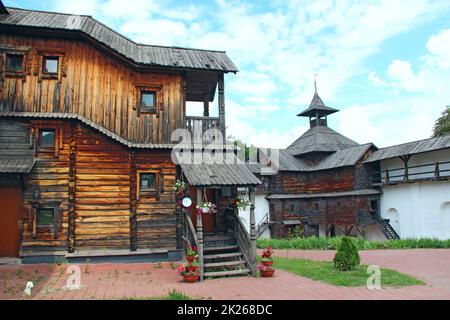 Alte slawische Holzfestung in Novhorod-Siverskii. Altes Holzgebäude Stockfoto