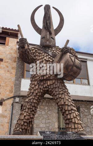 Piornal, Spanien - 9.. Januar 2022: Skulptur von Jarrampla. Hergestellt von Jesus M., Jose L und anderen im Jahr 2015 Stockfoto
