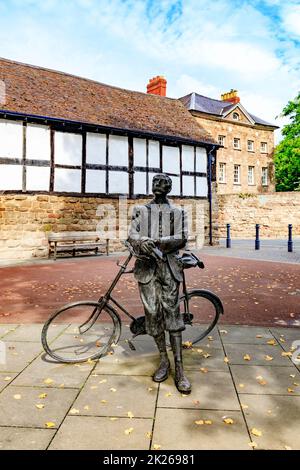 Bronzeskulptur von Sir Edward Elgar mit seinem Fahrrad von Jemma Pearson vor der Kathedrale in Hereford, Herefordshire, England, Großbritannien Stockfoto