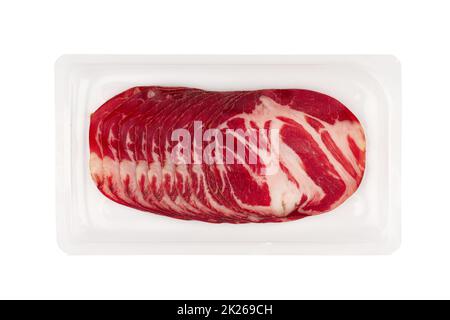 Verpackung von geräuchertem Schweinefilet, isoliert auf weiß Stockfoto