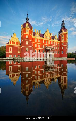 Bad Muskau - Schloss Muskau und Muskau-Park - Spiegelreflexion, Spiegelung im Wasser Stockfoto