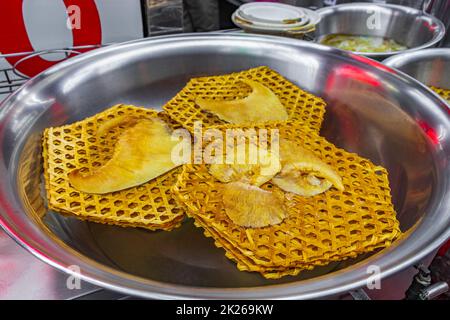 Auswahl an thailändischen Gerichten, Meeresfrüchten und chinesischer Küche auf dem Street Food Markt in China Town, Bangkok, Thailand. Stockfoto