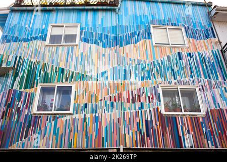 Piornal, Spanien - 9.. Jan 2022: Jarrampla-Motive auf die Wand gemalt. Piornal Street Stockfoto