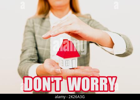 Handgeschriebenes Schild Keine Sorge. Das Konzept bedeutet, weniger nervös zu sein und keine Angst vor etwas Zu haben, Das Eine junge Dame Orbusinesswoman hält oder das Haus in Business Outfit präsentiert Stockfoto