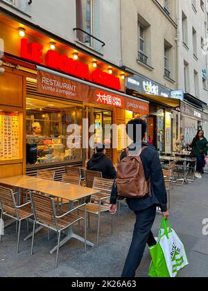 Paris, Frankreich, Street Scene, Chinesisches Restaurant, Le Royal China, Beaubourg Nachbarschaft, Street Scene, Front, man Walking with Shopping Bag Stockfoto