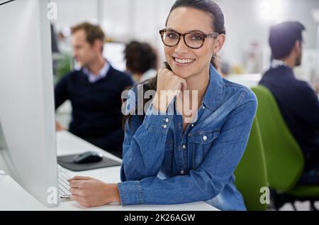 Ich bin in der richtigen Position für mich. Porträt einer Geschäftsfrau, die selbstbewusst die Kamera anlächelt. Stockfoto