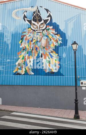 Piornal, Spanien - 9.. Jan 2022: Jarrampla-Motive auf die Wand gemalt. Piornal Street Stockfoto