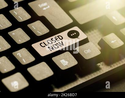 Inspiration mit Schild „Jetzt geschlossen“. Es handelt sich um ein Unternehmen, das seinen Handel insbesondere für kurze Zeit eingestellt hat, indem es schriftliche Notizen in digitale Daten umwandelte und wichtige Codierungsdateien eingab Stockfoto