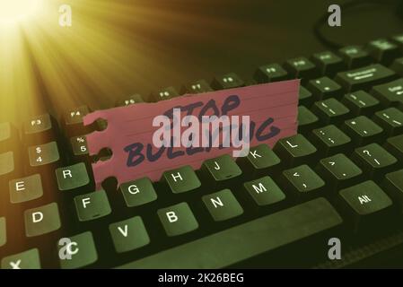 Schreiben Text anzeigen Stop Bullying. Geschäftsüberblick Kämpfen und eliminieren Sie dieses aggressive, inakzeptable Verhalten, indem Sie Vorlesungspläne schreiben, neue Artikelseiten schreiben Stockfoto