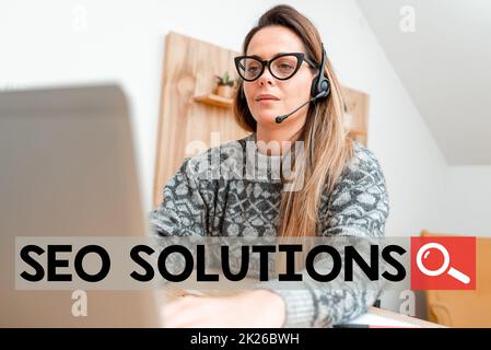 Handschriftlicher Text Seo Solutions. Konzeptfoto Suchmaschine Ergebnisseite Besucherzahlen nach Rankings Abstrakt Schreiben neuer Bloginhalte, Lesen von Online-Artikeln und -News Stockfoto