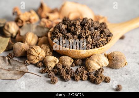 Schwarzer Pfeffer und siam-Kardamom (Amomum krervanh Pierre), asiatisch getrocknete Gewürzkräuter für Drogen und Thai-Küche für gute Gesundheit. Stockfoto