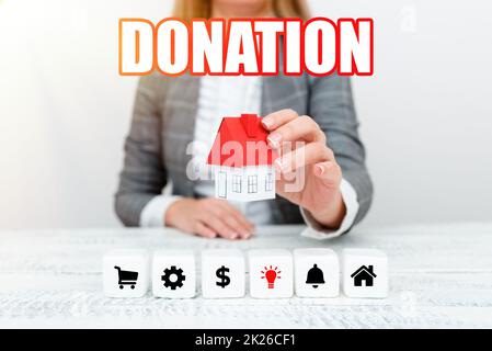 Textunterschrift für Spende. Internetkonzept etwas, das einer Wohltätigkeitsorganisation gegeben wird, insbesondere eine Geldsumme, Die Eine junge Dame Orbusinesswoman Holding oder Presecting Home in Business Outfit erhält Stockfoto