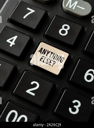 Schreiben Sie mit der Hand, was Sie sonst noch fragen. Konzept, das neben den gegebenen auch Klärungen oder den Austausch anderer Ideen bedeutet. Erstellen von Jobs zur Dateneingabe und zum Tippen, Veröffentlichen auf der Website für Online-Verkauf Stockfoto