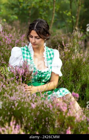 Natürliches Mädchen mit Dirndl im Wald Stockfoto