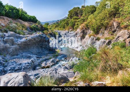 Ein Tag im malerischen Alcantara River Park, Sizilien, Italien Stockfoto