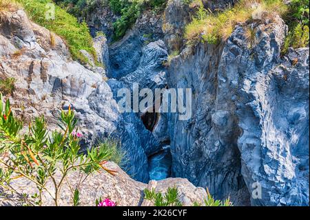 Ein Tag im malerischen Alcantara River Park, Sizilien, Italien Stockfoto